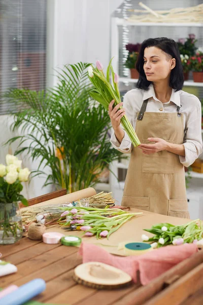 Porträtt Ung Kvinnlig Florist Arrangera Blommor Kompositioner Och Bukett Med — Stockfoto