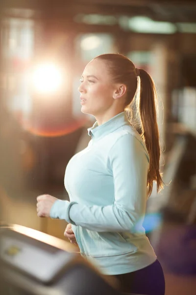 Portret Vedere Laterală Unei Femei Tinere Sportive Care Rulează Banda — Fotografie, imagine de stoc