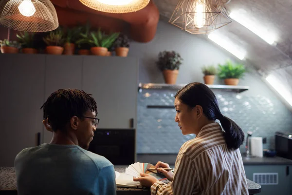 Tillbaka Visa Porträtt Två Samtida Designers Diskuterar Färg Fläckar Köket — Stockfoto