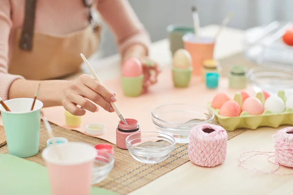 Close Mulher Irreconhecível Pintando Ovos Páscoa Cores Pastel Enquanto Sentado — Fotografia de Stock