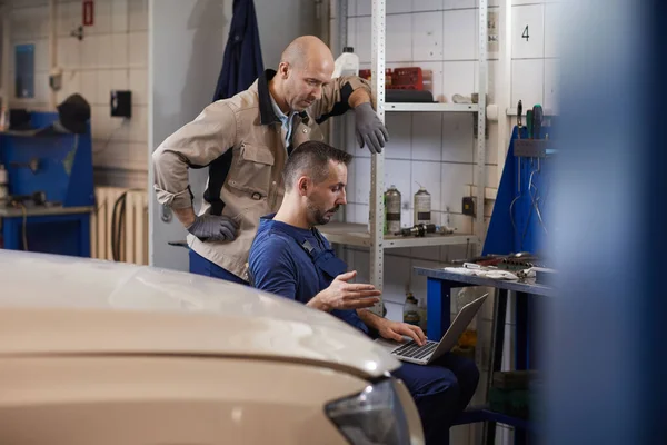 Retrato Dos Mecánicos Coche Usando Ordenador Portátil Mientras Que Trabaja — Foto de Stock