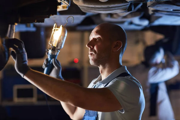 Waist Portrait Bald Car Mechanic Inspecting Vehicle While Holding Flashlight — Stock Photo, Image