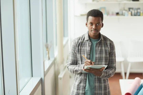 Cintura Até Retrato Jovem Africano Homem Americano Segurando Prancheta Olhando — Fotografia de Stock