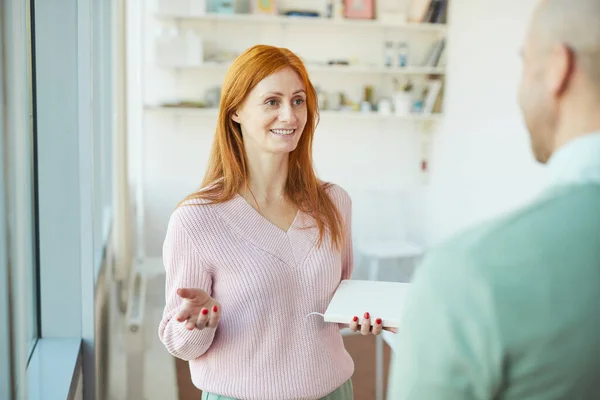 Porträtt Leende Affärskvinna Prata Med Mogen Man När Står Moderna — Stockfoto