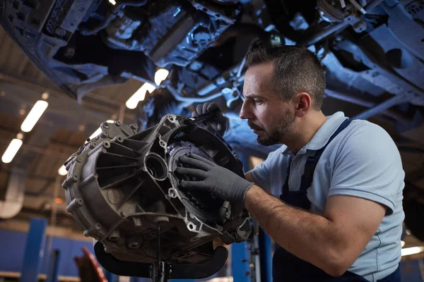 Dramatisches Porträt Eines Muskulösen Automechanikers Der Ein Autoteil Der Autowerkstatt — Stockfoto