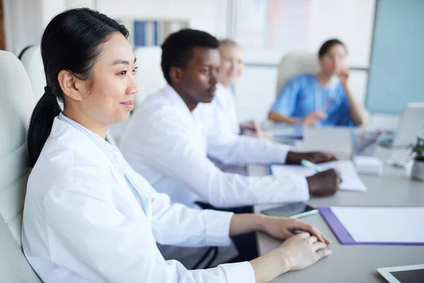 Vue Côté Groupe Multi Ethnique Médecins Assis Table Lors Une — Photo