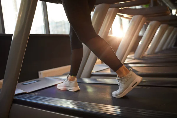 Retrato Sección Baja Una Joven Deportiva Que Corre Cinta Correr — Foto de Stock