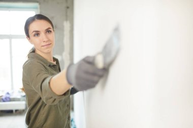 Evi yenilerken gülümseyen genç bir kadının portresi, boşluğu kopyala
