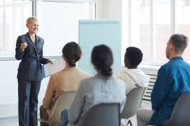 Başarılı bir iş kadınının portresi seminer sırasında izleyicilere konuşma yapıyor.