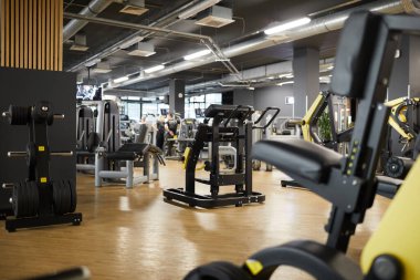 Modern spor salonunun çalışma odasındaki çeşitli egzersiz makinelerinin arkaplan resmi, kopyalama alanı