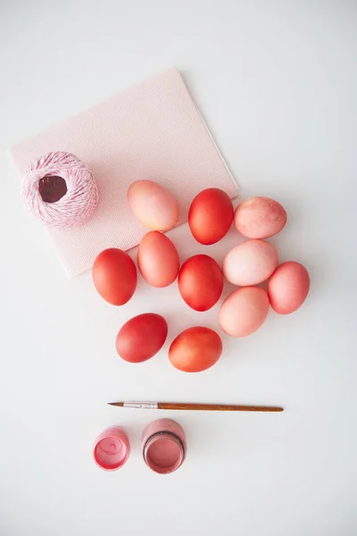 Вид Зверху Пастельні Рожеві Великодні Яйця Розташовані Мінімальній Композиції Пензлем — стокове фото