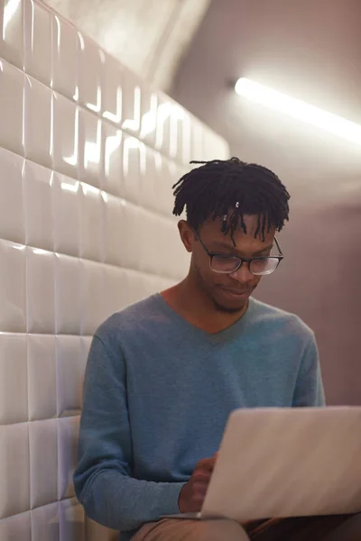 Porträt Eines Modernen Afroamerikanischen Mannes Mit Laptop Treppenhaus Der Gefliesten — Stockfoto