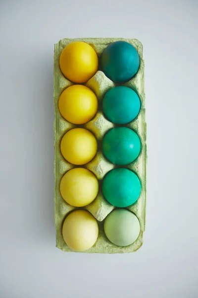 Вид Зверху Зелено Жовту Руку Пофарбовані Великодні Яйця Ящик Розташовані — стокове фото