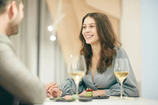 カフェでロマンチックなデートを楽しみながら 現代のカップルの手を保持し 最小限の肖像画 コピースペース — ストック写真