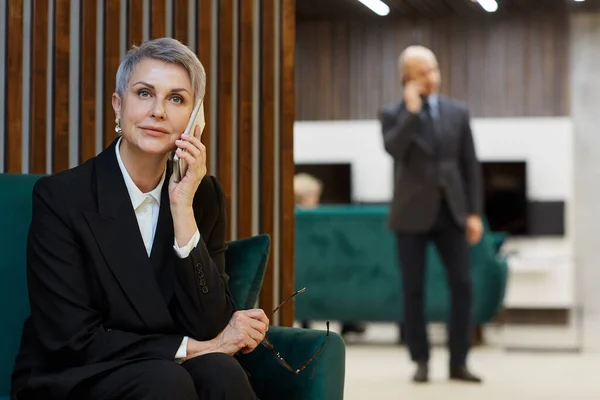 Retrato Mujer Madura Exitosa Hablando Por Teléfono Interior Oficina Moderna —  Fotos de Stock