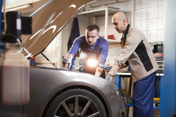 Portrait Two Car Mechanics Looking Hood Car Auto Repair Workshop — Stock Photo, Image