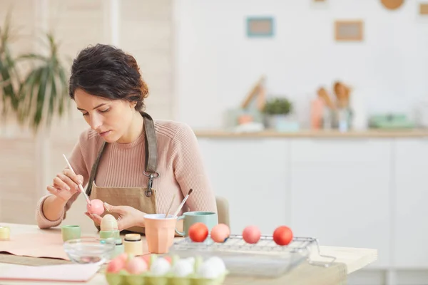 Porträtt Vuxen Kvinna Måla Ägg Pastellfärger För Påsk Medan Sitter — Stockfoto