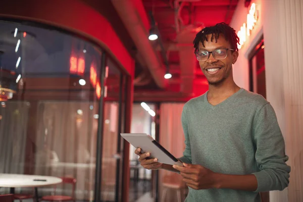 Porträt Eines Modernen Afroamerikanischen Mannes Der Ein Tablet Der Hand — Stockfoto