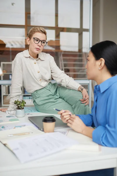 Portrait Modern Short Haired Woman Wearing Glasses Sitting Desk Office — Stock Photo, Image