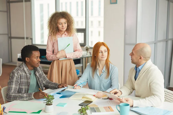 Retrato Del Diverso Equipo Negocios Que Colabora Proyecto Creativo Oficina — Foto de Stock