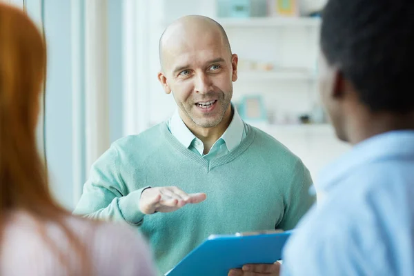 Porträtt Mogen Företagsledare Som Instruerar Unga Praktikanter Praktik Kontor Kopiera — Stockfoto