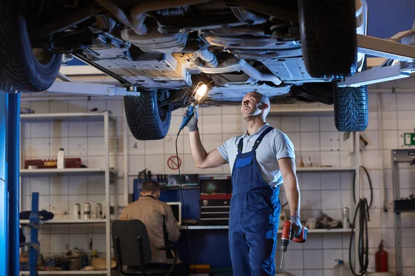 Portrait Muscular Car Mechanic Inspecting Vehicle Standing Car Lift Auto — Stock Photo, Image
