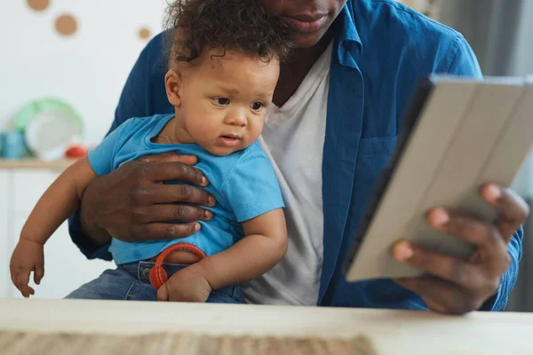 Portrait Recadré Homme Afro Américain Tenant Bébé Tout Utilisant Une — Photo