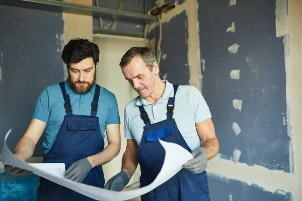 Midjan Upp Porträtt Två Byggnadsarbetare Som Håller Planer Och Står — Stockfoto