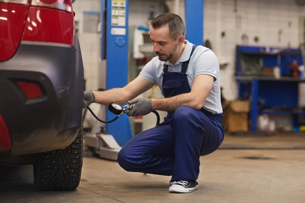 Full Length Portrait Car Mechanic Checking Pressure Tires Vehicle Inspection — Stock Photo, Image