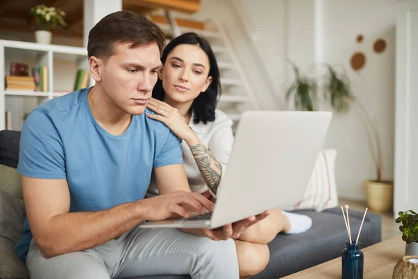 Portrait Modern Young Couple Using Laptop Together While Sitting Sofa — Stock Photo, Image