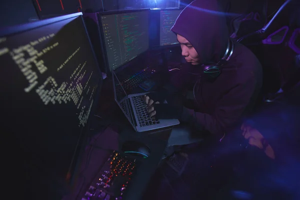 暗い部屋でのプログラミング コピースペースでの作業中にフードを身に着けているアジアのサイバーセキュリティハッカーでの高い角度ビュー — ストック写真
