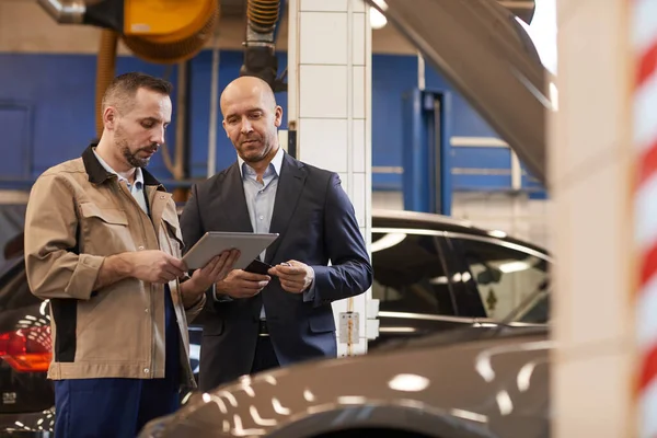 Retrato Cintura Hacia Arriba Del Mecánico Automóviles Hablando Con Hombre — Foto de Stock