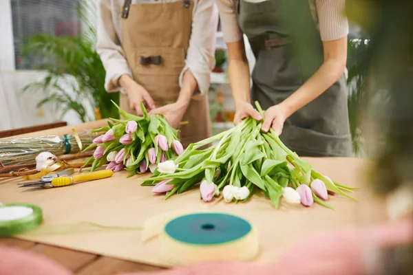 Beskurna Porträtt Två Unga Kvinnor Som Arrangerar Blomsterkompositioner Och Tulpanbuketter — Stockfoto