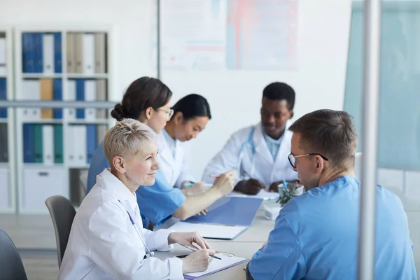 Sidovy Grupp Läkare Sitter Runt Bord Medicinsk Råd Eller Konferens — Stockfoto