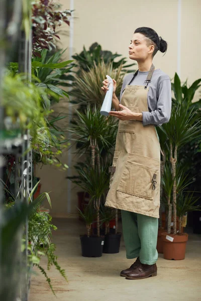 Retrato Cuerpo Entero Una Joven Moderna Regando Plantas Exóticas Floristería — Foto de Stock