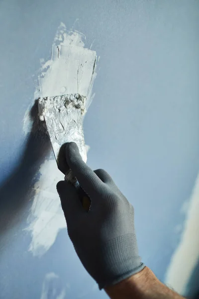 Sluiten Van Onherkenbare Bouwvakker Gebouw Droge Muur Tijdens Renovatie Huis — Stockfoto