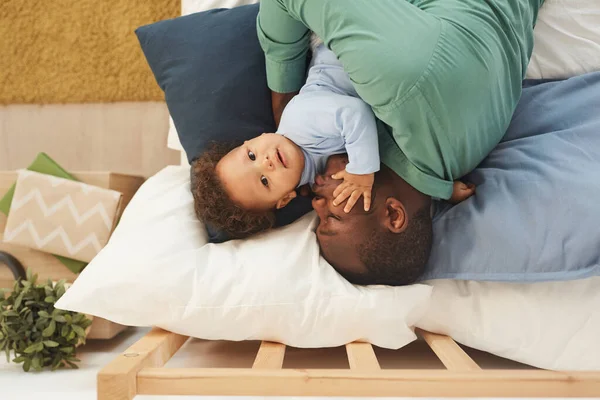 Acima Vista Retrato Adulto Afro Americano Homem Abraçando Bebê Filho — Fotografia de Stock