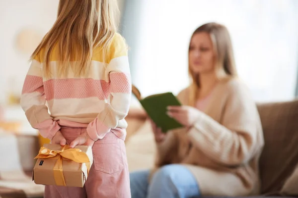 Voltar Ver Colheita Menina Bonito Escondendo Presente Para Mãe Surpreendendo — Fotografia de Stock