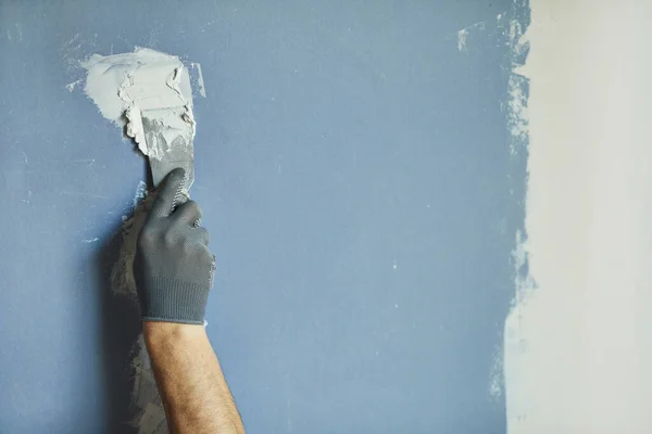 Primo Piano Del Lavoratore Edile Irriconoscibile Lisciatura Muro Secco Durante — Foto Stock