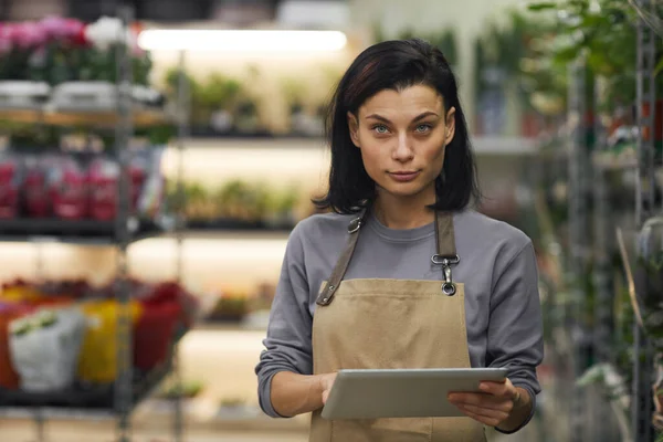 Retrato Cintura Hacia Arriba Del Dueño Exitoso Del Negocio Femenino — Foto de Stock