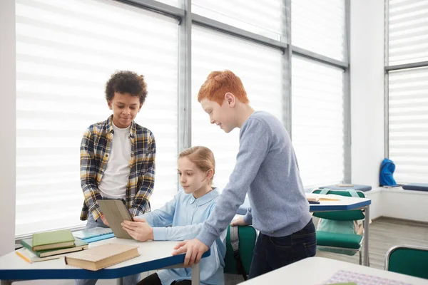 Gruppo Multietnico Bambini Che Utilizza Tablet Digitali Dispositivi Internet Classe — Foto Stock