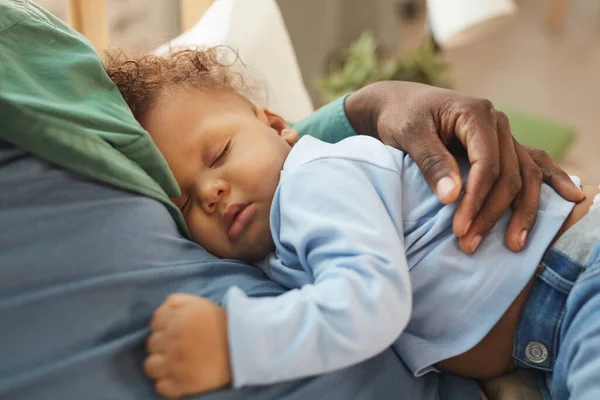 Hoge Hoek Uitzicht Schattige Gemengde Ras Baby Slapen Vaders Armen — Stockfoto