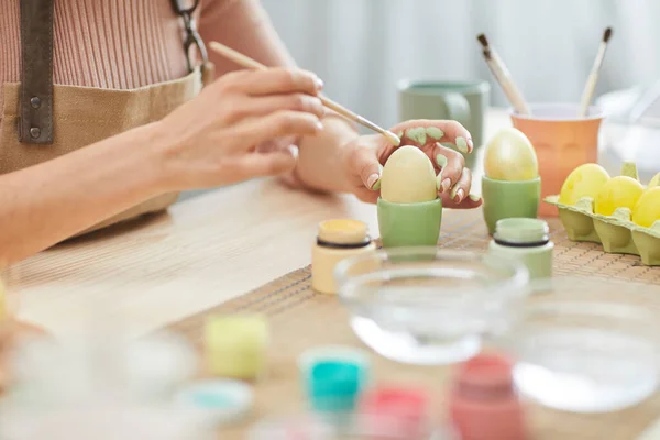 Close Mulher Jovem Irreconhecível Pintando Ovos Cores Pastel Para Páscoa — Fotografia de Stock