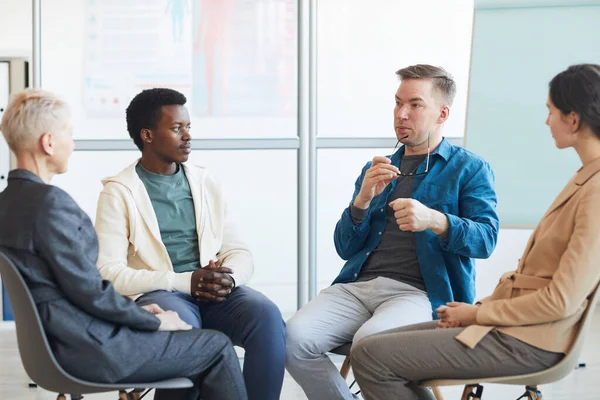 Grupo Multiétnico Personas Sentadas Sillas Círculo Grupo Apoyo Compartiendo Historias — Foto de Stock