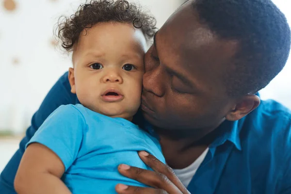Primer Plano Retrato Feliz Padre Afroamericano Besando Lindo Niño Interior — Foto de Stock