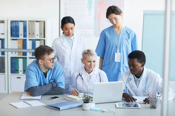 Multietnisk Grupp Läkare Som Använder Laptop Tillsammans När Sitter Vid — Stockfoto