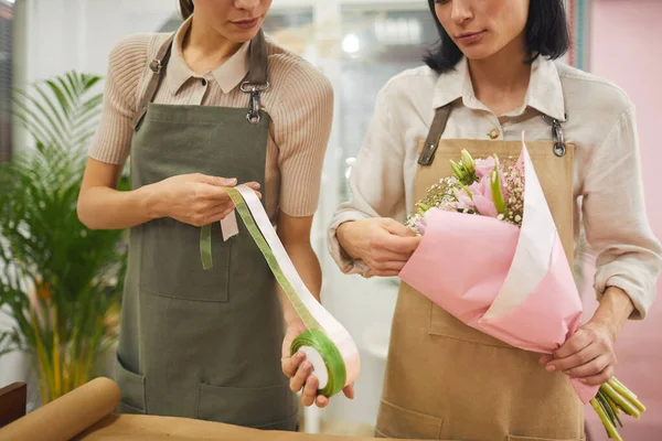 Mitten Avsnitt Porträtt Två Kvinnliga Blomsterhandlare Dekorera Rosa Tulpaner Bukett — Stockfoto