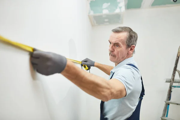 Retrato Alto Ângulo Parede Medição Trabalhador Sênior Construção Renovar Casa — Fotografia de Stock