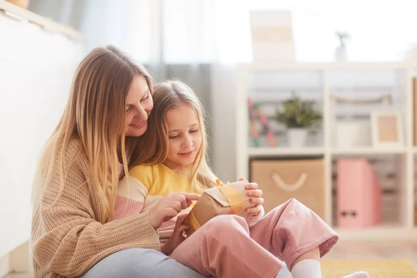 Ritratto Caldo Madre Figlia Che Tengono Presente Mentre Sono Seduti — Foto Stock