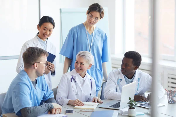 Multi Etnische Groep Van Artsen Glimlachen Vrolijk Tijdens Het Werken — Stockfoto